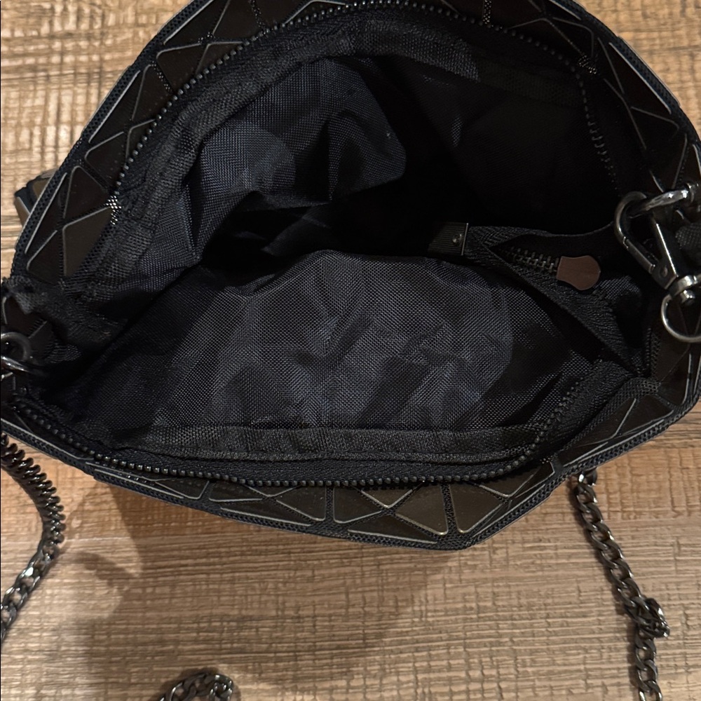 Chic Black and Gold Geometric Shoulder Bag - Picture 5 of 6
